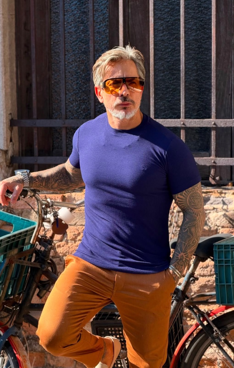 Camiseta masculina azul em malha canelada
